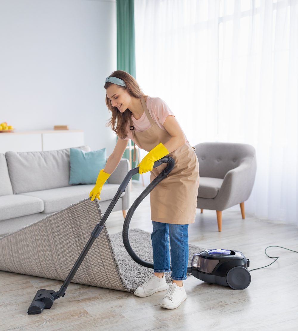 Professionell hemstädning i ett ljust och modernt vardagsrum